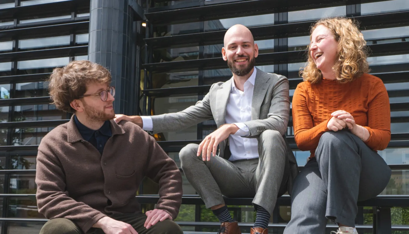 Employer branding adviseurs en online marketeer lachend op een picknicktafel.