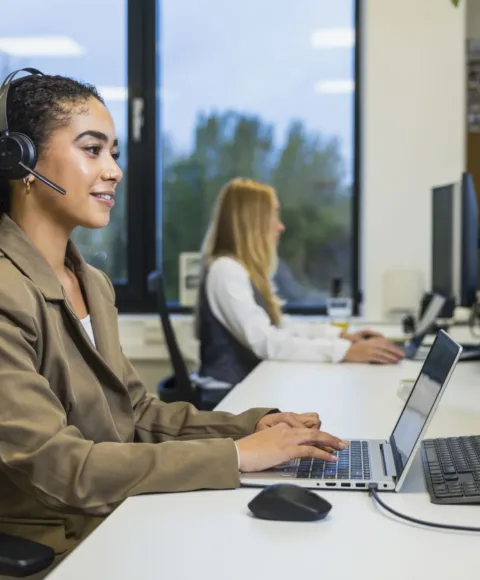 Recruiter aan het werk achter haar bureau.