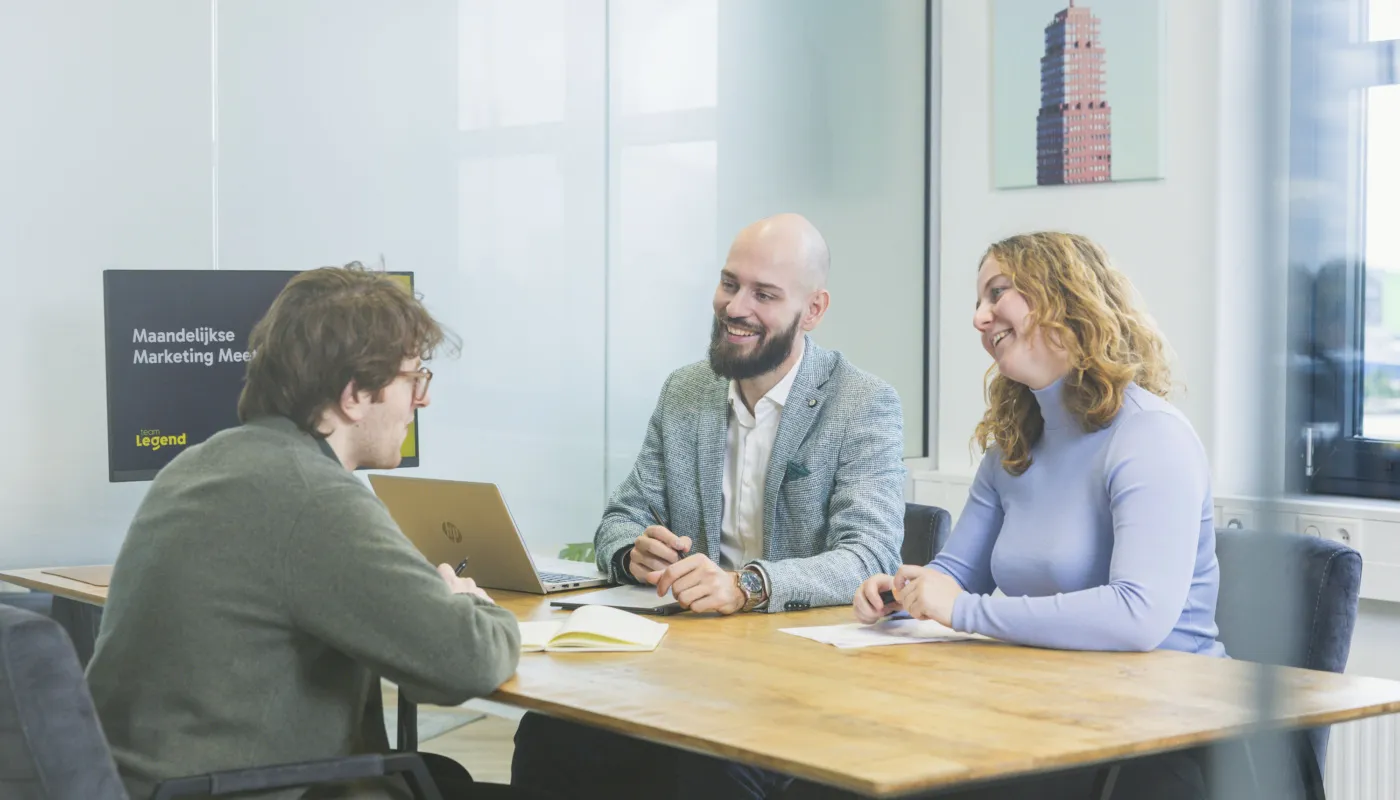 Employer branding adviseurs en online marketeer lachend in een meeting.